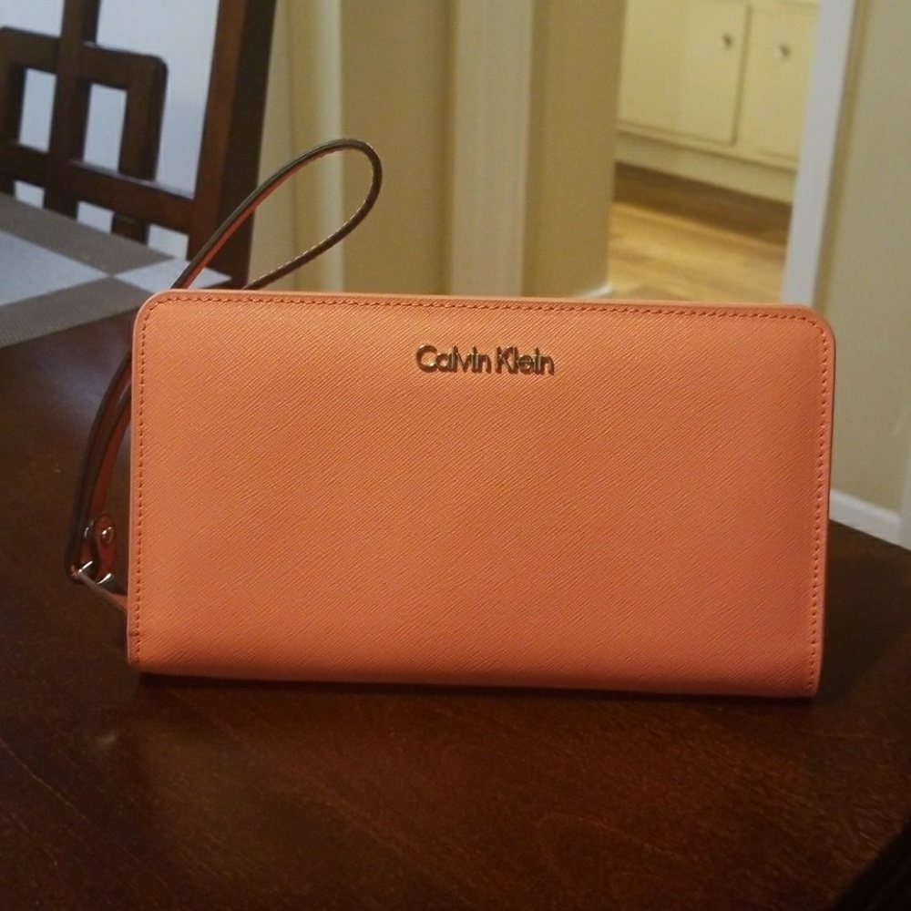 NWOT Calvin Klein wristlet wallet
